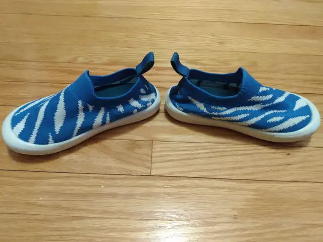Size 9 - Jan & Jul Xplorer Knit Slip On Shoes (Blue/White) in Kids & Youth in City of Toronto - Image 6
