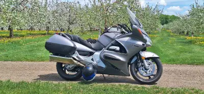 Honda ST 1300 2003 2 pneus neufs usure de 3000km Vidange huile moteur,filtre huile,filtre aire,carda...