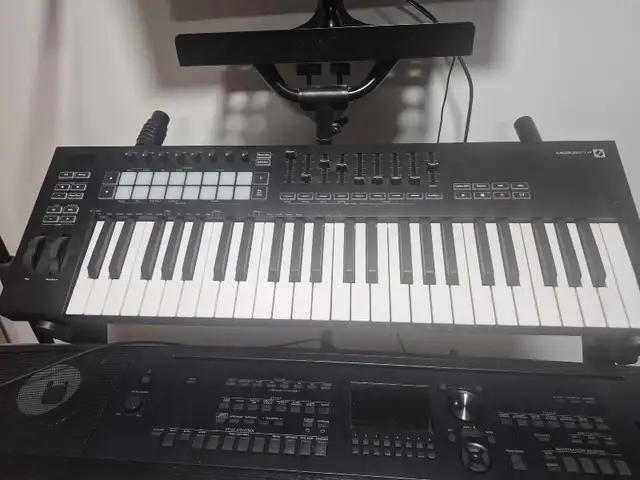 Clavier LaunchKey 49 in Pianos & Keyboards in Laval / North Shore - Image 2