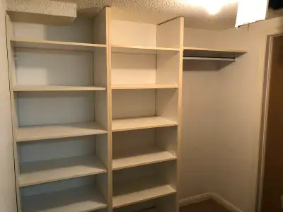 ROOM WITH LARGE DEN NORTH YORK BATHURST AND STEELES NEAR BUS