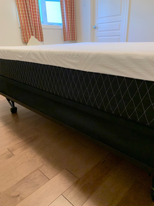 Base de lit Queen (tête de lit en métal noir) et sommier Lits et