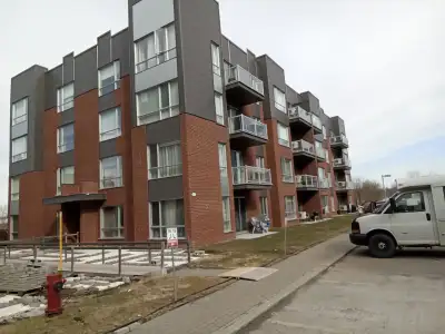 À Terrebonne (Lachenaie) à côté de l'hôpital et commerces (Costco) grand condo sur un coin(donc très...