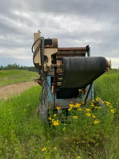 Custom built screening deck 5x12 .for topsoil or gravel .Optional powered by gas or electric motor Y...