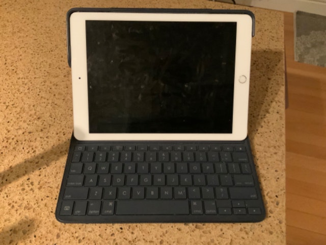 iPad Pro 9.7 inch 128GB with Logitech Keyboard/Case | iPads