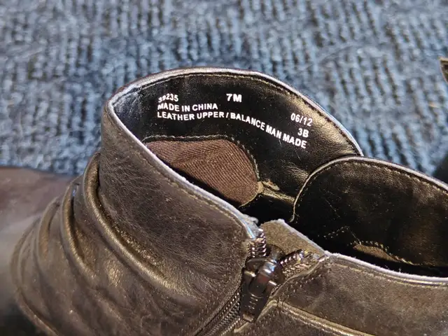 Women Clarks Black Leather Ankle Boots | Size 7M | Ruched Zipper in Women's - Shoes in Calgary - Image 9