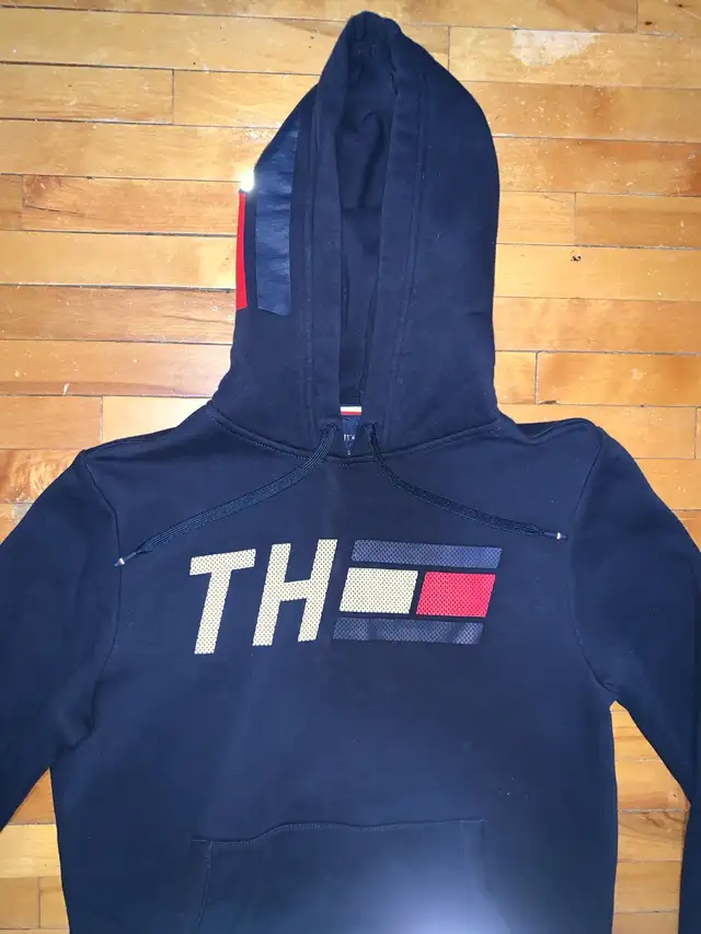 Tommy Hilfiger hoodie ( size small) in Men's in Oshawa / Durham Region - Image 5