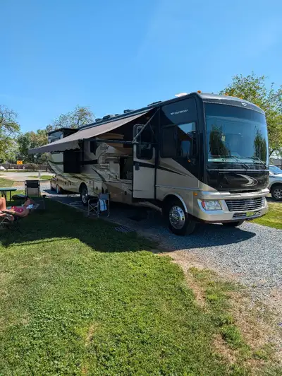 Motorisé classe a 35 k Bounder 2014, 71,150 km, avec pneus neufs avant et arrière 4 ans,3 maxi air s...