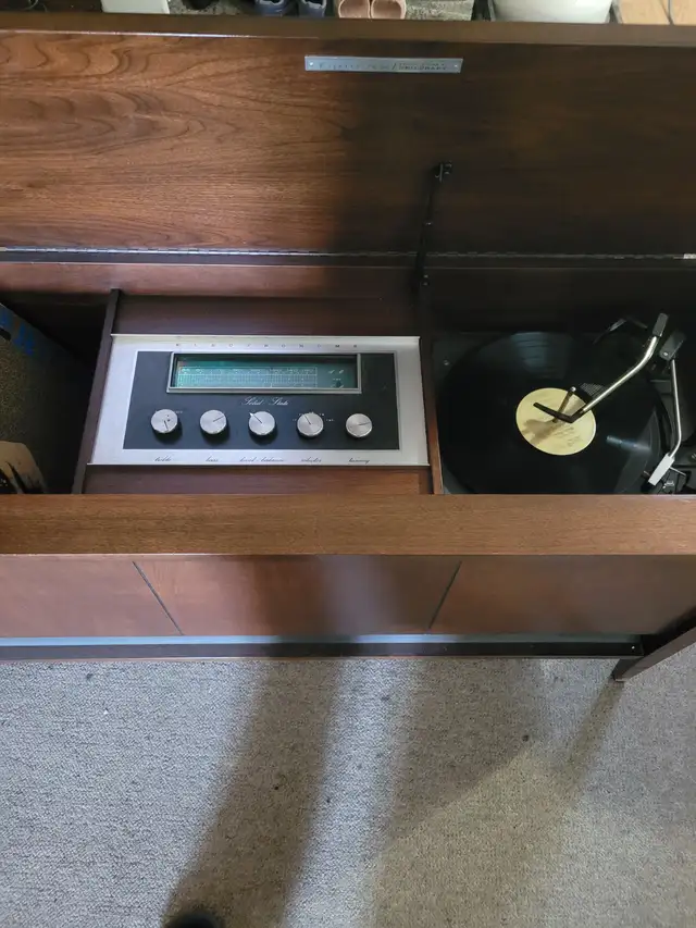 Vintage mid-1960's console stereo and turntable system in Stereo Systems & Home Theatre in Calgary - Image 4