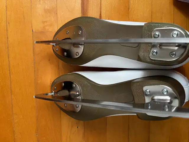 Ice skates size 7 US Women - Patins taille 7 US Femmes in Skates & Blades in Laval / North Shore - Image 6