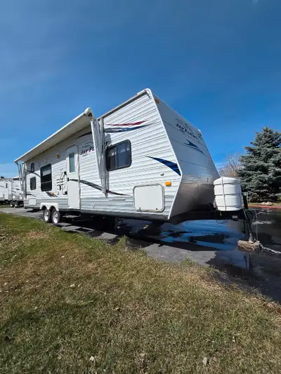 Located 5min North of Crossiron Mall Cozy Family Trailer Sleeps 8-9 Dry Weight -5425 lbs GVWR- 7500l...
