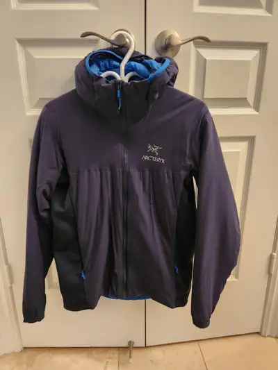 Selling my Arc’teryx Atom men Jacket in size - small. Purchased at sporting life 7+ years ago but wo...