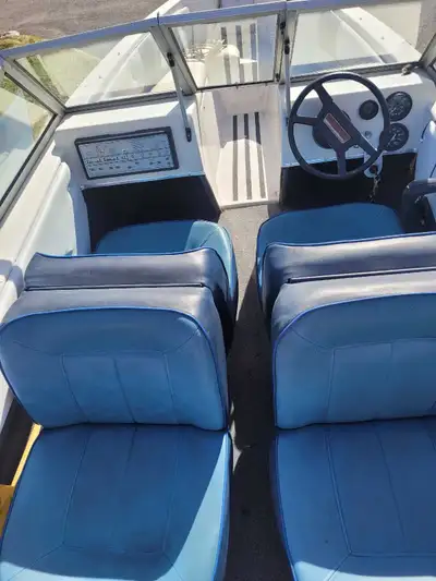 Je vends un bateau avec moteur hors-bord de 40 HP en bon état général. Ce bateau est parfait pour la...