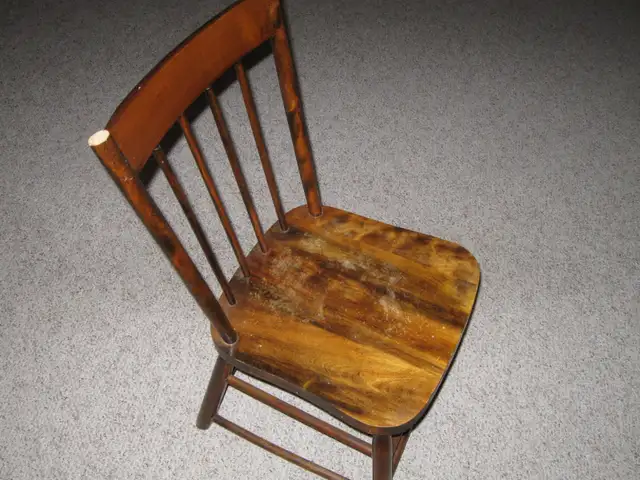 WOODEN CHAIR in Chairs & Recliners in Regina - Image 2