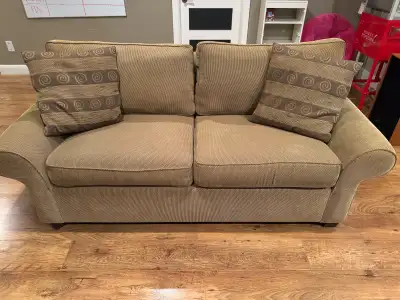 Cette causeuse confortable présente un tissu texturé neutre et est en bon état. Elle est parfaite po...