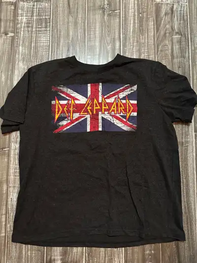 Men’s XL Def Leopard Shirt, View more