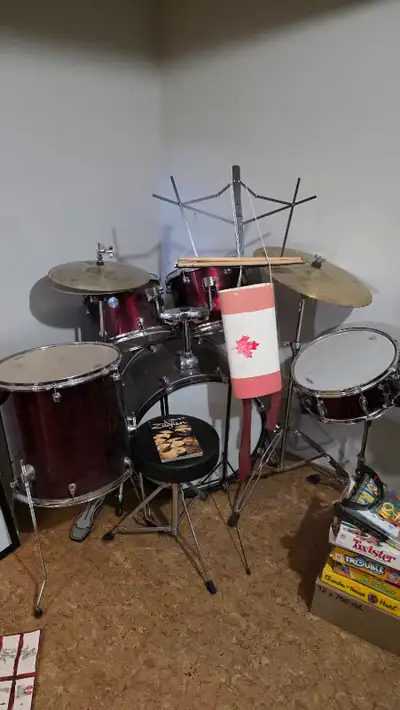 Mapex 5 piece drum set, with stool, 2 cymbals, and stand. Needs a good dusting and maybe a little tu...