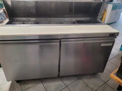 Universe brand refrigerated preparation table. Needs a refill of CO₂. Length: 153 cm Width: 75 cm He...