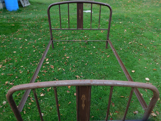 Antique Metal Bed Frame in Beds & Mattresses in Thunder Bay - Image 2