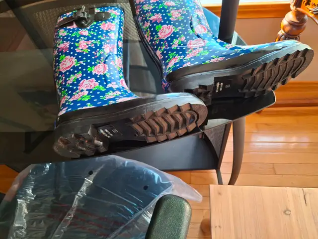 Women's Floral Rubber Boots in Women's - Shoes in Peterborough - Image 4
