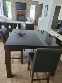 Beautiful Table and 4 chairs