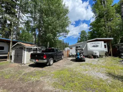Trailer 2007 Colorado 31BK with Add-a-room both renovated located at Pigeon Lake Golf and RV Park in...