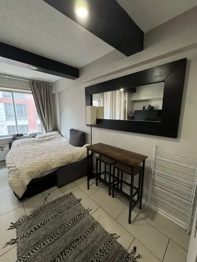 Lease transfer – disponible 1er juin • Studio non meublé au centre-ville • 1155$/mois • Hydro et WiF...