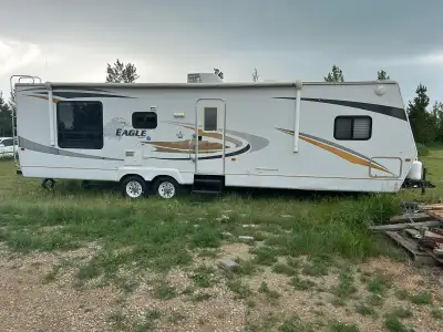 32.8 RLS 2008 Jayco Eagle Trailer Sleeps 6. Queen size bed. Pull out hide-a-bed and dining table con...