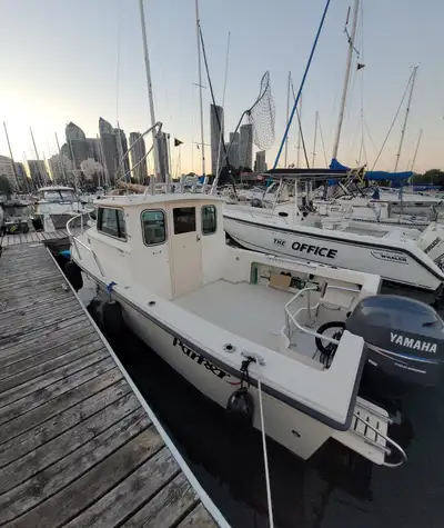 For sale is a well-maintained 2009 Parker 2102 Pilot House, one of the most respected offshore fishi...