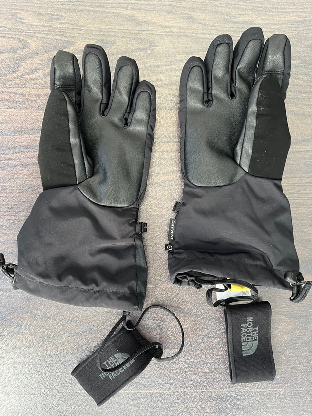 Unisex North Face Montana Gloves, Size Small in Other in City of Toronto - Image 3