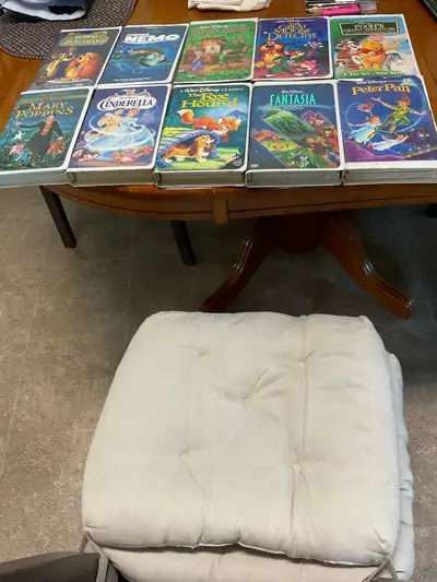 10 Walt Disney vhs movies concisting of Cinderella, Peter Pan, Robin Hood , finding nemo,Mary poppin...
