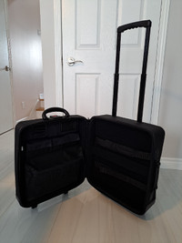 Grande valise 18'' x 16'' à roulettes TARGUS pour portable.