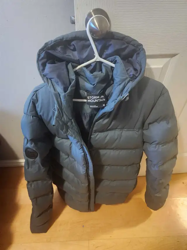 Men's hooded puffer jacket  in Men's in Calgary - Image 4