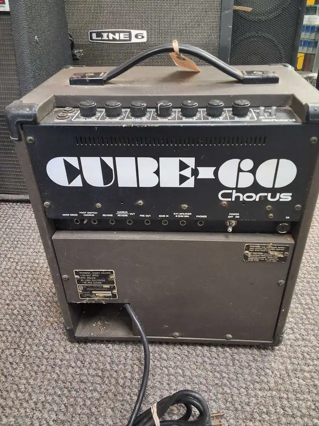 Roland Cube-60   Chorus Guitar Amp in Amps & Pedals in City of Toronto - Image 3
