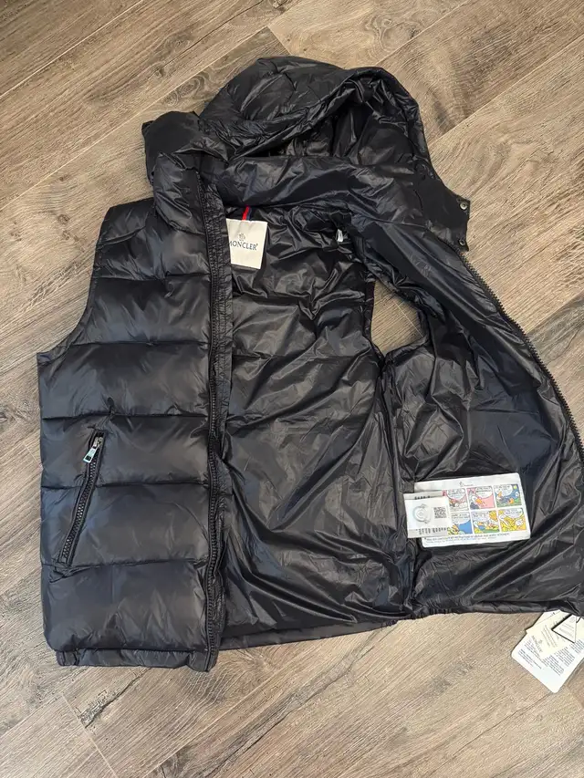 Moncler vest men’s size M in Men's in Mississauga / Peel Region - Image 5