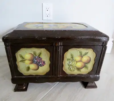 Petit coffre vintage en bois Small vintage wooden chest, View more