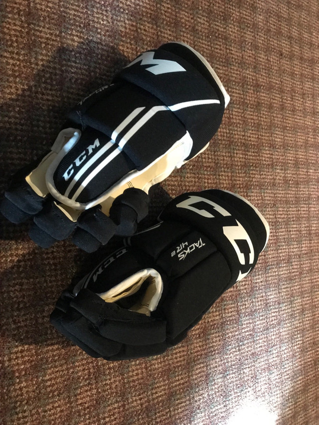 Skates, helmet, gloves and  hockey bag  in Hockey in Summerside - Image 2