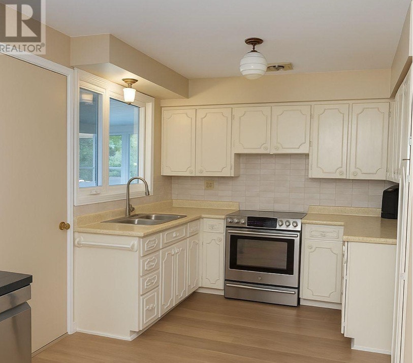 For Sale by Owner | Detached 3-Bedroom Bungalow  Bayview Village, photo 8 of 10