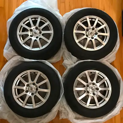 4 roues / jantes Hyundai 15’’ bolt pattern 5x114.3, usagés en bon état. Quelques égratignures (voir...