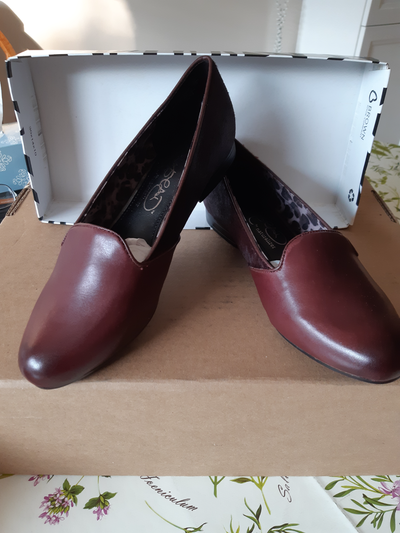Women’s leather shoes- Size 8W (39) – NEW, View more