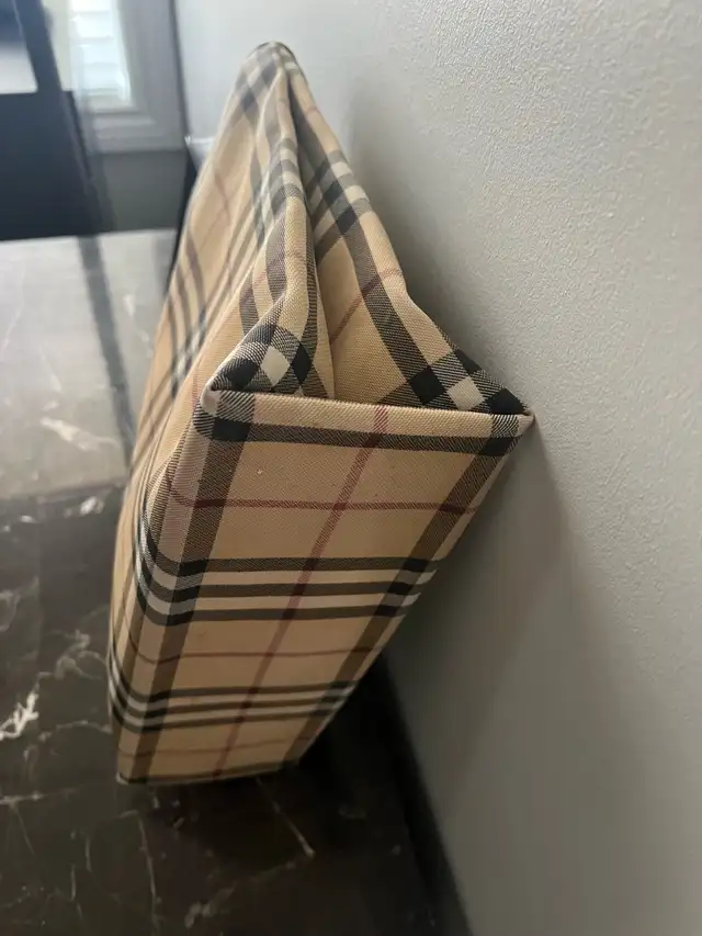 Burberry Handbag in Women's - Bags & Wallets in Markham / York Region - Image 3