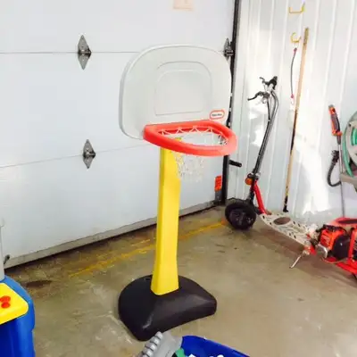 JOUETS POUR GARDERIE OU AUTRES !! ETABLIE, CHEVALET, JEU DE BASKETBAL LITTLE TIKE .....MEGABLOC PIRA...