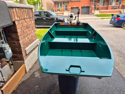 I have a 10 foot jon boat..very flat and stable ..perfect for people who dont wanna use a trailer......