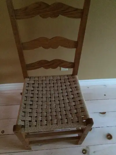4 Chaise de cuisine en bois, très solide, je vend le tout 200$. Elle sont plus petite que des chaise...