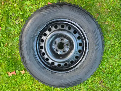 Superbe ensemble d'hiver de marque NOKIAN ¨Nordman 9 North SUV¨ * P245/65R17 * sur rims * 5 x 114.3m...