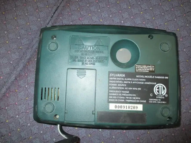 Sylvania Alarm Clock Radio in Arts & Collectibles in Oshawa / Durham Region - Image 6