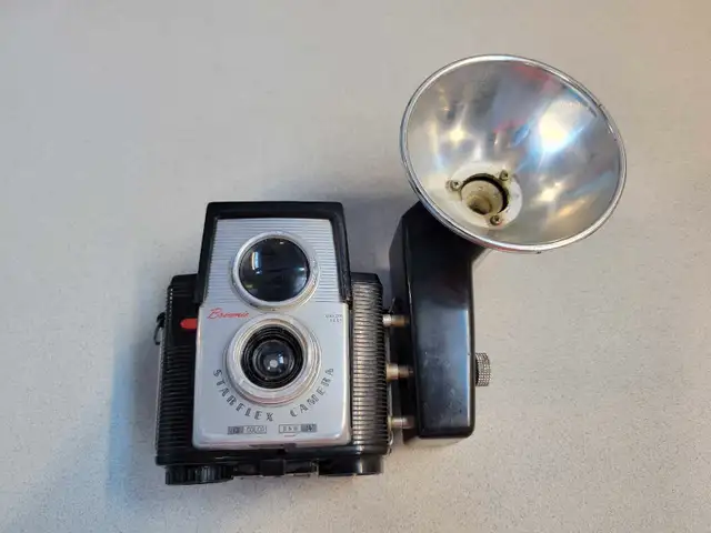 Brownie Starflex Camera w flash unit and batteries 63683058316675120