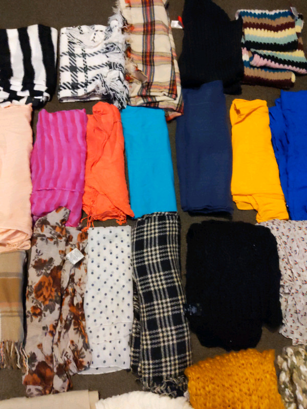 Collection de 45 foulards, 45 scarves collection  dans Femmes - Hauts et vêtements d'extérieur  à Longueuil/Rive Sud - Image 3