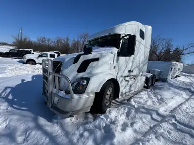 2014 VOLVO VNL Tandem Axle Sleeper Semi TruckVolvo D13 12.8L 6 cylinder 425 HP diesel engineAutomati...