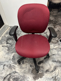  Une chaise rouge pour  bureau