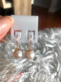 Pearl earings with gold